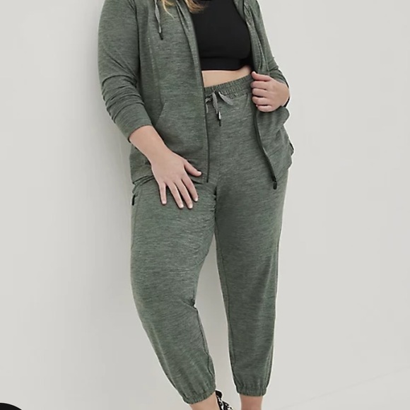 Torrid Performance Set - Picture 2 of 2